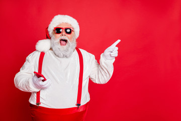 Fototapeta na wymiar Advert ad laugh choose discount shopping choice people concept. Photo of amazed astonished tell you interesting information hipster modern santa demonstrating copy space isolated vivid background