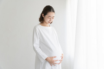陣痛を感じる妊婦