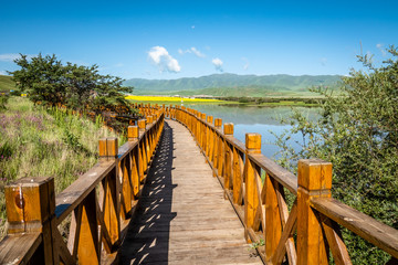 Obraz premium Wooden pathway at Sangke wetlands and grasslands, Xiahe, Gannan, China. 