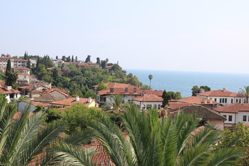Blick auf das Meer über die Dächer von Antalya