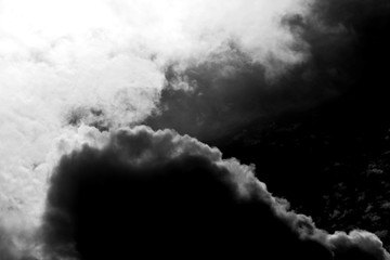 Die abstrakten Wirbel von dunklen Gewitterwolken mit Lichtdurchbrüchen..