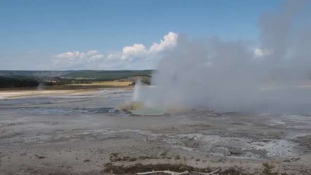 Fountain Flat Drive is the access point for many different activities. At the front of the drive is the Nez Perce Picnic area, situated at the confluence of the Firehole River and Nez Perce Creek.
