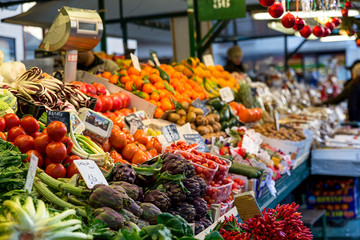 Wochenmarkt mit Obst und Gemüse
