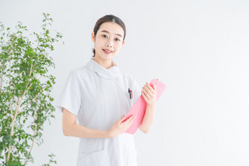 白衣の女性