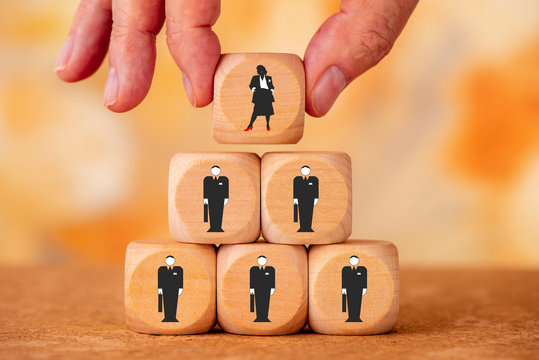 Symbolbild f&uuml;r Gleichstellung von Frau und Mann in F&uuml;hrungsposition eines Unternehmens