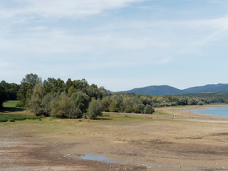 Fototapeta na wymiar Lac et barrage de Michelbach et Aspach-le-haut en Alsace Haut-Rhin. Le lac vu depuis le passage sur la digue principale