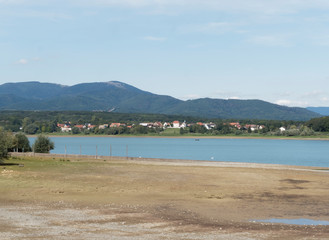 Barrage de Michelbach et Aspach-le-Haut en Alsace Haut-Rhin. Vue sur le lac artificiel, le village de Michelbach et les vosges depuis la digue principale.