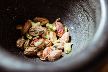 Pistaches épluchées dans un pilon