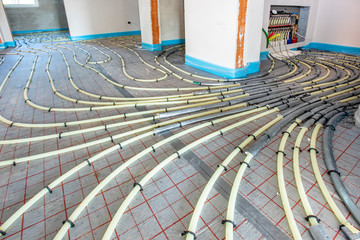 Fußbodenheizung mit Heizschlangen in einem Neubau