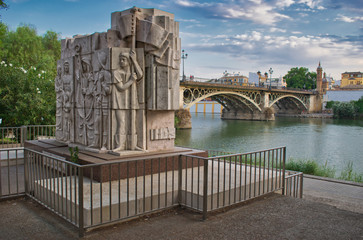 Fototapeta na wymiar Monumento y puente de Triana