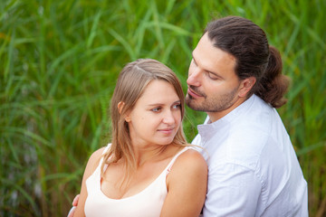 Obraz premium A young man and a pregnant woman