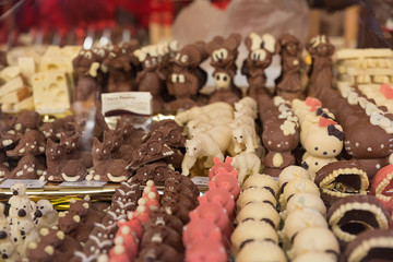 Schokoladenfiguren zum Verkaufen aufgereiht