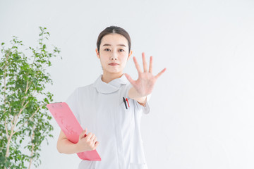 拒絶のポーズをする白衣の女性