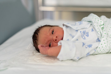 Bebé recién nacido en hospital 129