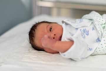 Bebé recién nacido en hospital 131