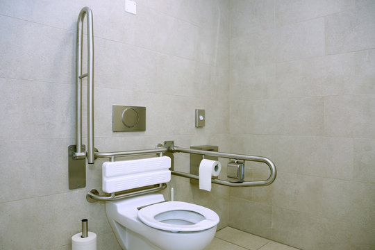 Behindertengerechte Toilette mit Abstützmöglichkeiten