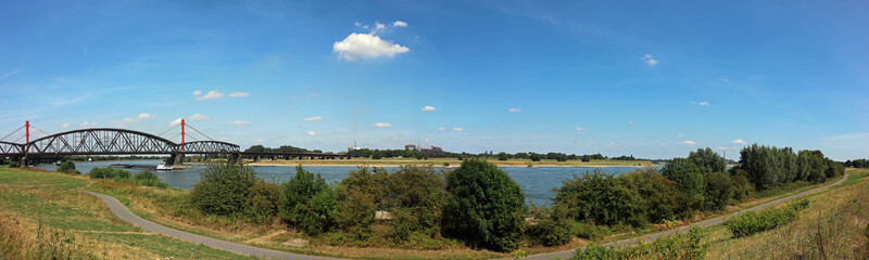 Fototapeta na wymiar Panoramic view across river Rhein (Germany) near Duisburg
