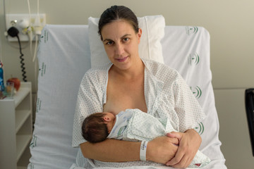 Obraz na płótnie Canvas Bebé recién nacido en brazos de su madre 22