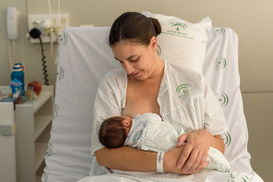 Bebé recién nacido en brazos de su madre 19