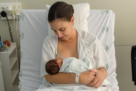 Bebé recién nacido en brazos de su madre 20