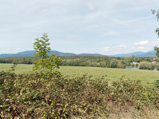 Promenade au Pays de Thann en Alsace. Paysage autour du lac de Michelbach en Alsace avec vue sur les Vosges