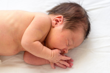 Bebé recién nacido en cuna 13