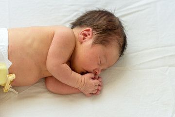 Fototapeta na wymiar Bebé recién nacido en cuna 15