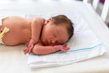 Obraz na płótnie Canvas Bebé recién nacido en cuna 48
