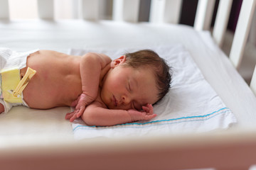Bebé recién nacido en cuna 50