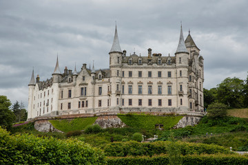 Fototapeta premium Dunrobin Castle in a rainy day (Golspie, Scotland)