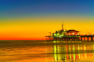 Obraz premium View of Santa Monica Pier on the beach at sunset.