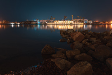 Obraz premium long time exposure of El gouna lagoon with a view of a hotel in the night.