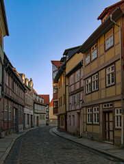 Fototapeta na wymiar Straße mit Fachwerkhäusern in der Altstadt von Quedlinburg im Harz in Sachsen-Anhalt, Deutschland 