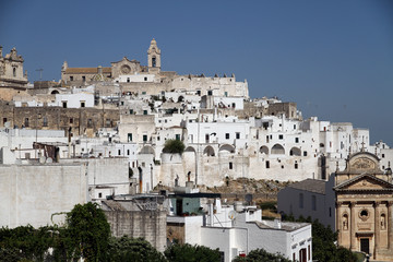 Fototapeta premium Die weisse Stadt Ostuni in Apulien in Süditalien nahe der Adria Küste 2