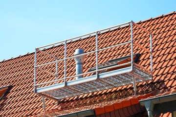 Fototapeta na wymiar Teilweise Überdachter Obergeschoss-Balkon oder Dachgarten einem Wohngebäude