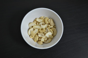 cachive nuts in a bowl
