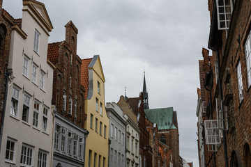 Fototapeta na wymiar Straßenzug in Lübeck 