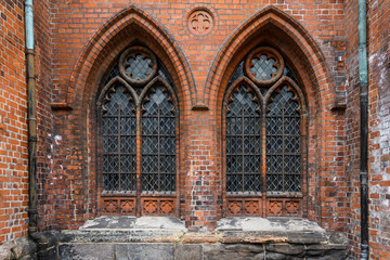 Glasfenster in Backsteinmauer,