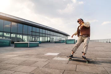 Foto op Aluminium Afro-american man makes turn on his skateboard © pavelgulea