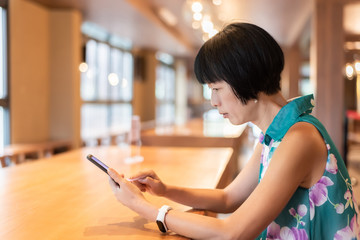 woman talk on cellphone at a coffee shop