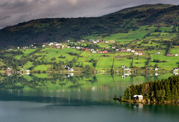 Fototapeta na wymiar View over lake Hafslovatnet