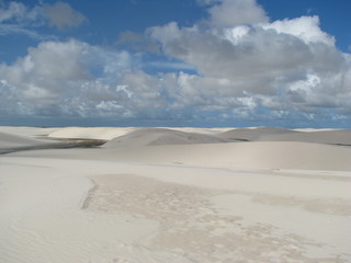 Fototapeta na wymiar Barefoot Desert Walk - Lençóis Maranhenses - Brazil