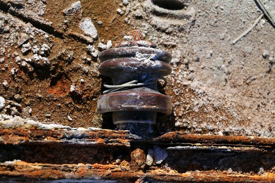 viejos artefactos abandonados y oxidados
