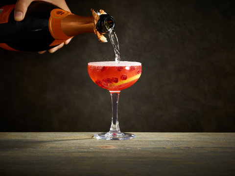 French 75 cocktail with champagne pour
