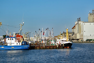 Büsum Schiffe im Hafen