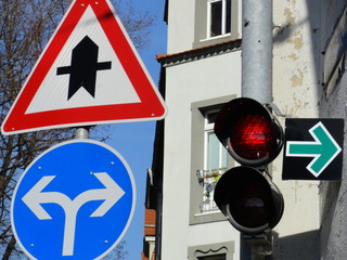 Schilder und Zeichen