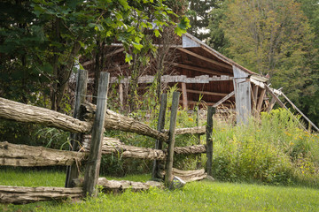 old wooden barn in the forest and cedar fence. Vieille grange de bois et clotûre de cèdre
