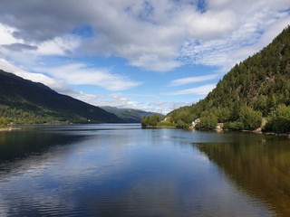 Fototapeta na wymiar Norwegen Landschaft Berg See Wasser