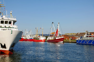 Naklejka premium Büsum Schiffe im Hafen