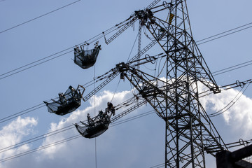Naklejka premium Reparatur an einem Hochspannungsmast